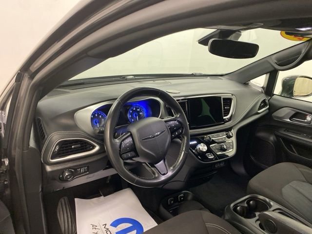 Used 2021 Chrysler Pacifica Touring image 8