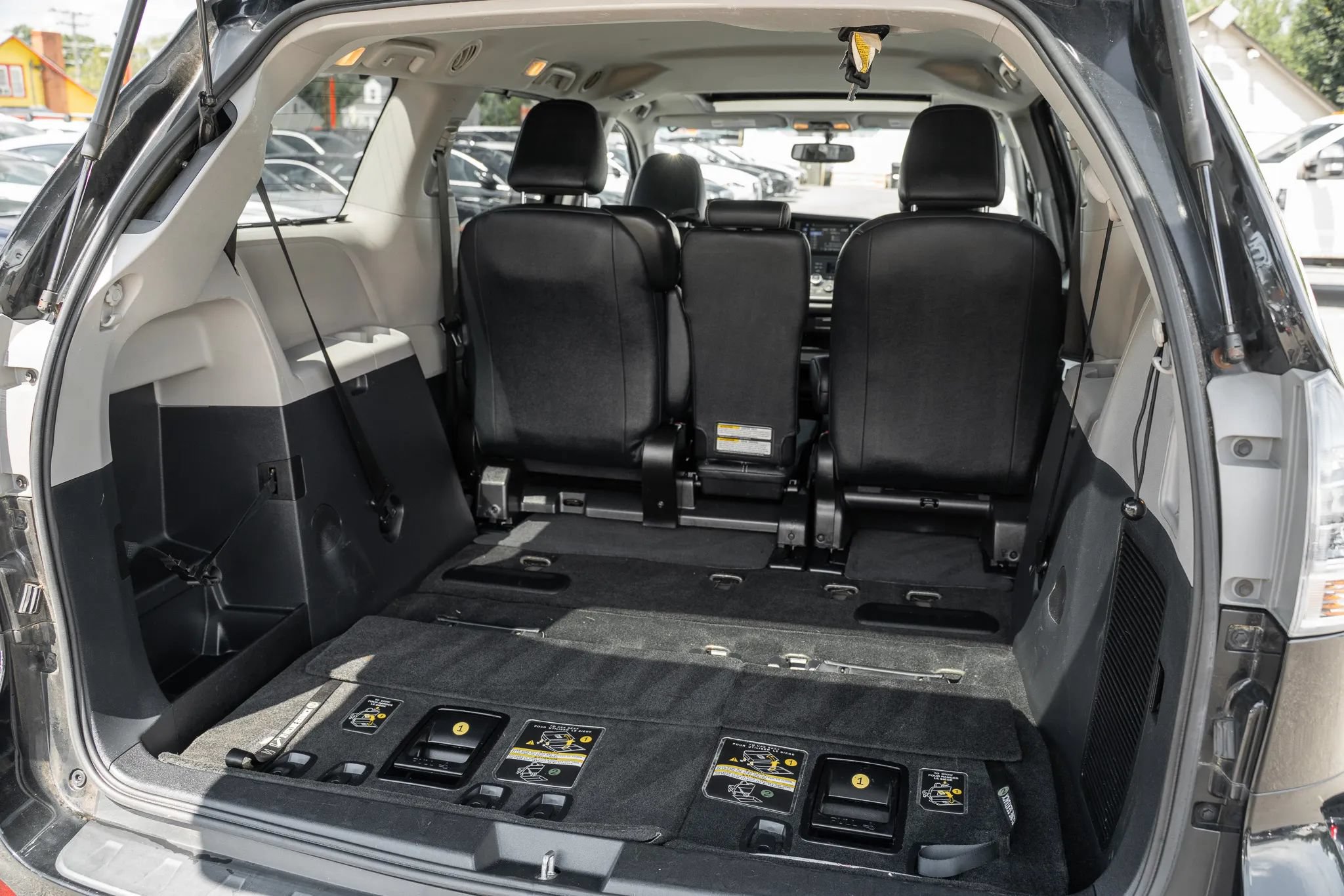 Used 2015 Toyota Sienna SE FWD image 11