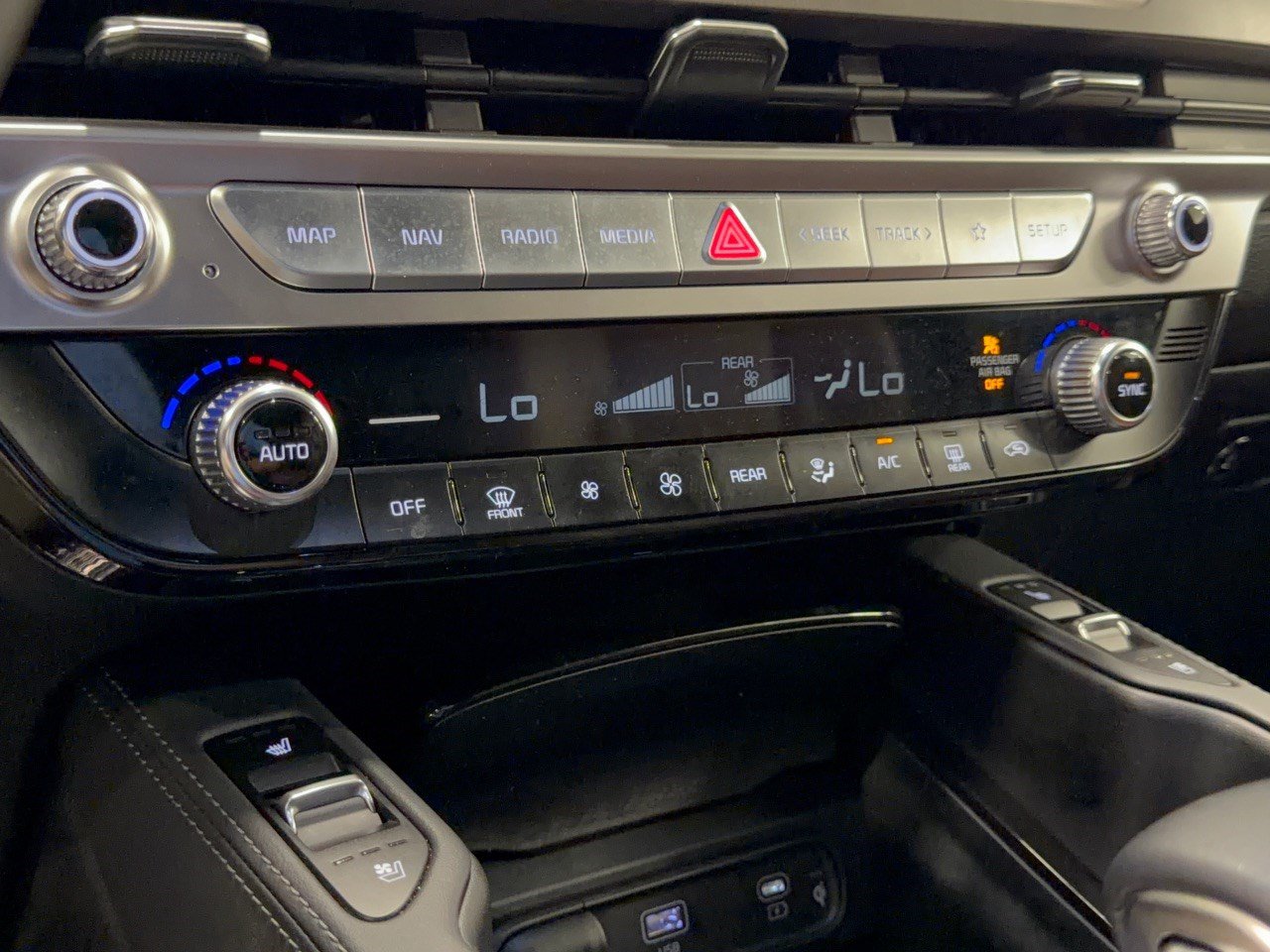 Used 2024 Kia Telluride EX w/ EX Captain's Chair Package FWD image 22