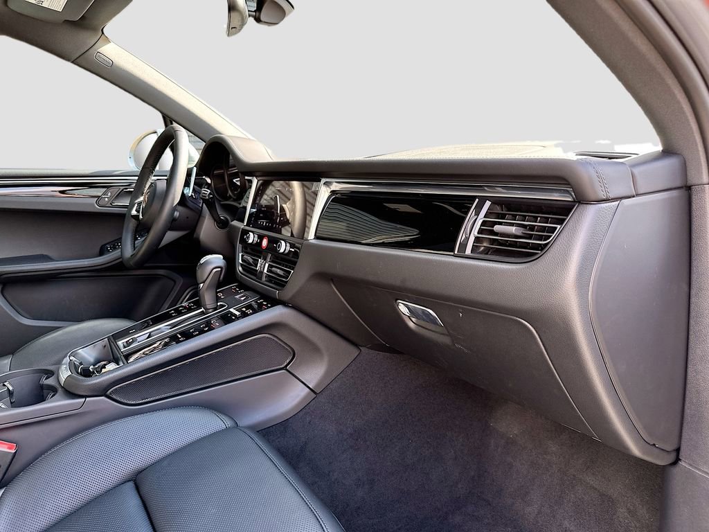 Certified 2026 Porsche Macan AWD/4WD image 31