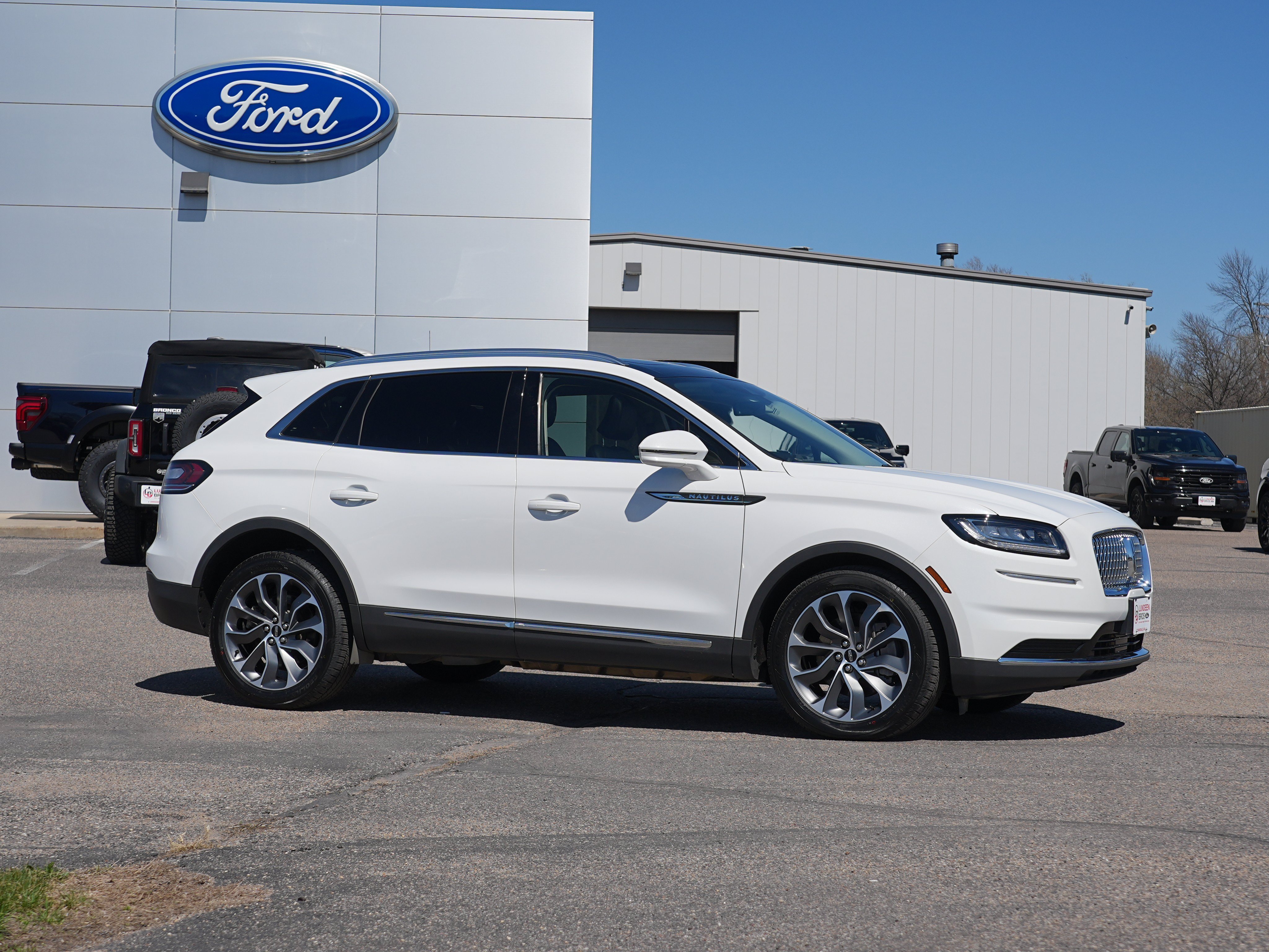 Used 2022 Lincoln Nautilus Reserve AWD/4WD image 2