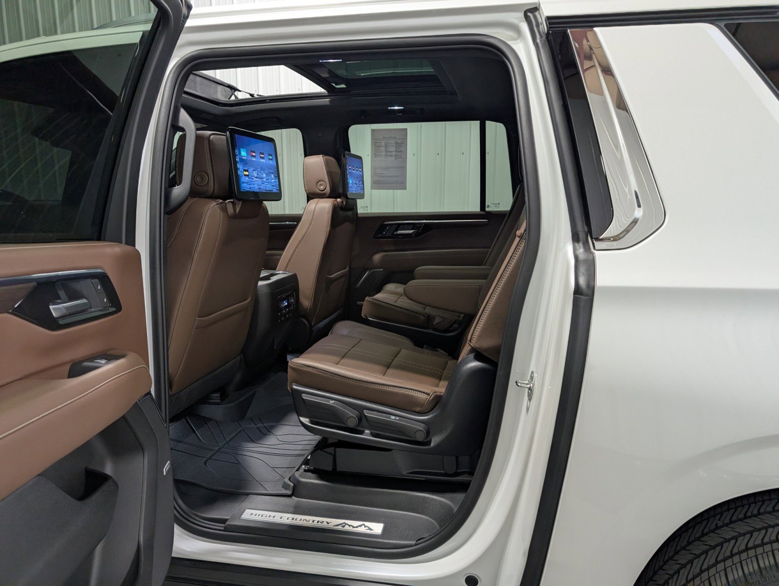 Used 2025 Chevrolet Suburban High Country image 9