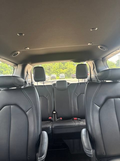 Used 2025 Chrysler Pacifica Select AWD/4WD image 3