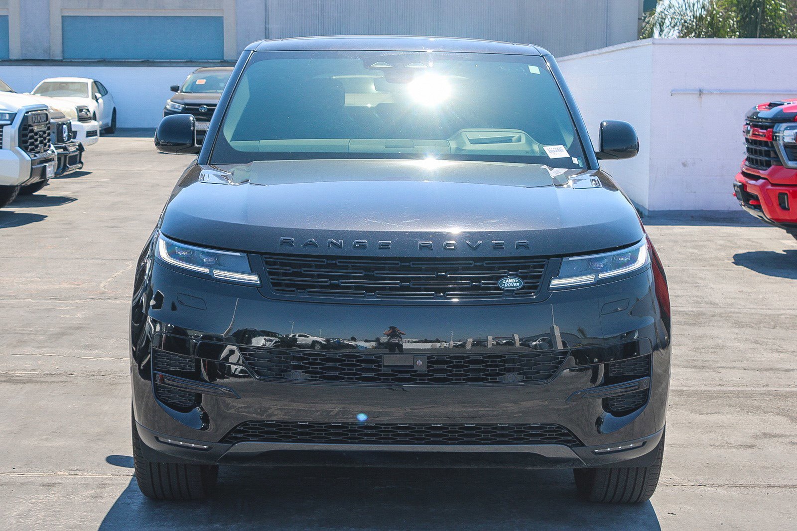Used 2024 Land Rover Range Rover Sport SE AWD/4WD image 2