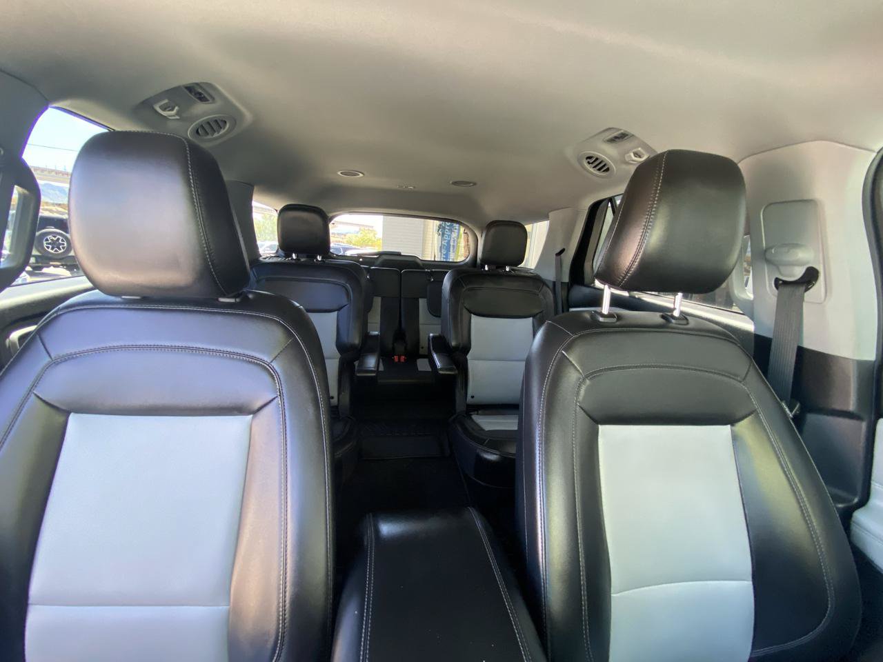Used 2022 Ford Explorer XLT w/ Equipment Group 202A AWD/4WD image 8