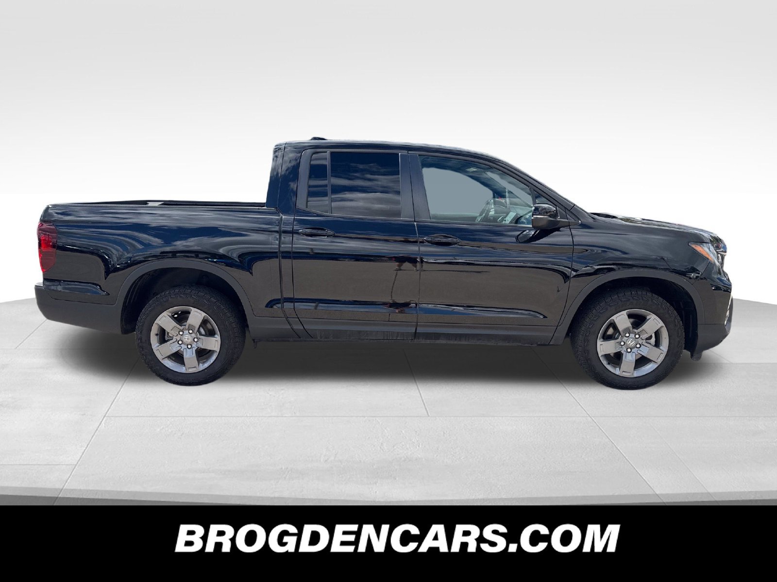 Used 2025 Honda Ridgeline TrailSport image 2