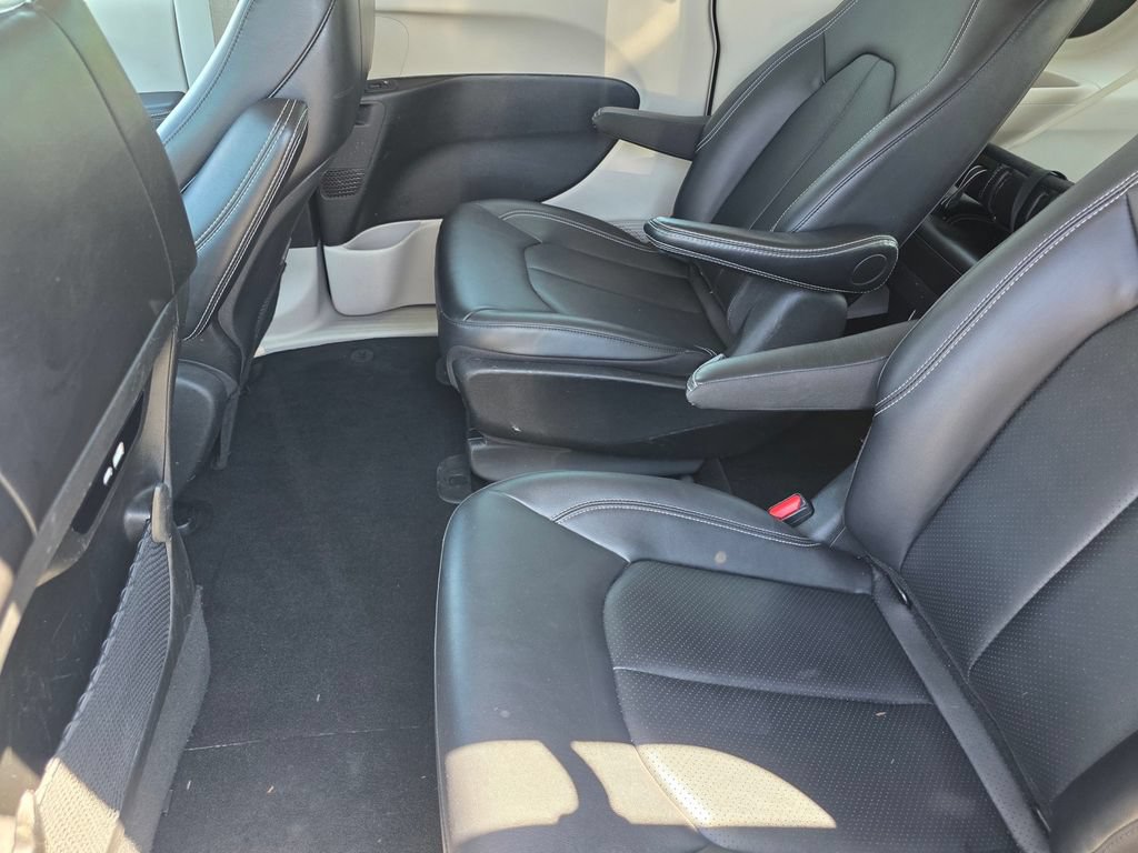 Certified 2024 Chrysler Pacifica Limited FWD image 15