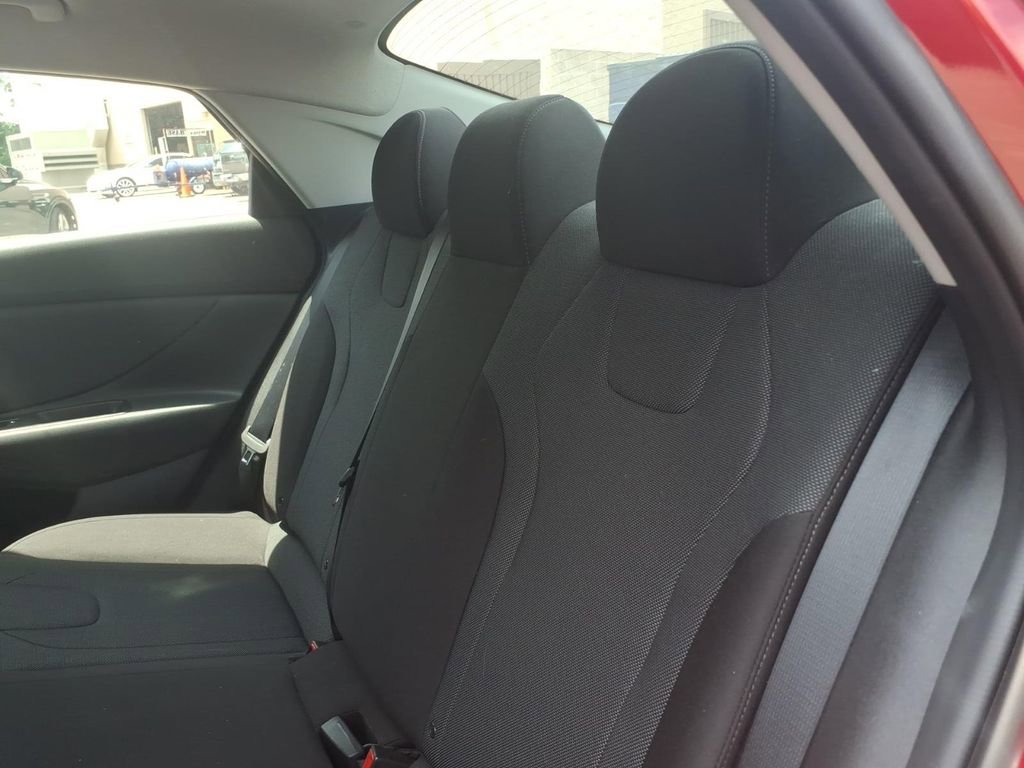 Used 2022 Hyundai Elantra SE w/ Cargo Package FWD image 12