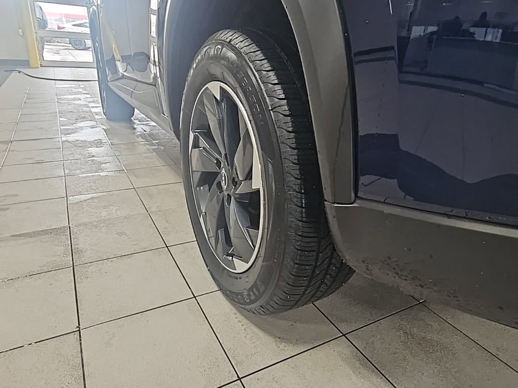 Used 2025 Nissan Rogue SV image 36