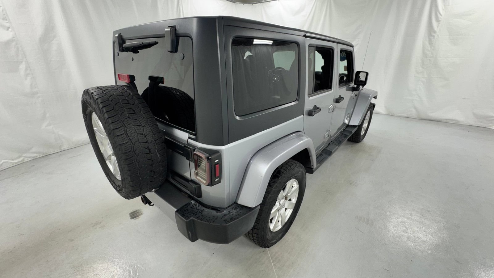 Used 2018 Jeep Wrangler Unlimited Sahara w/ Connectivity Group AWD/4WD image 3