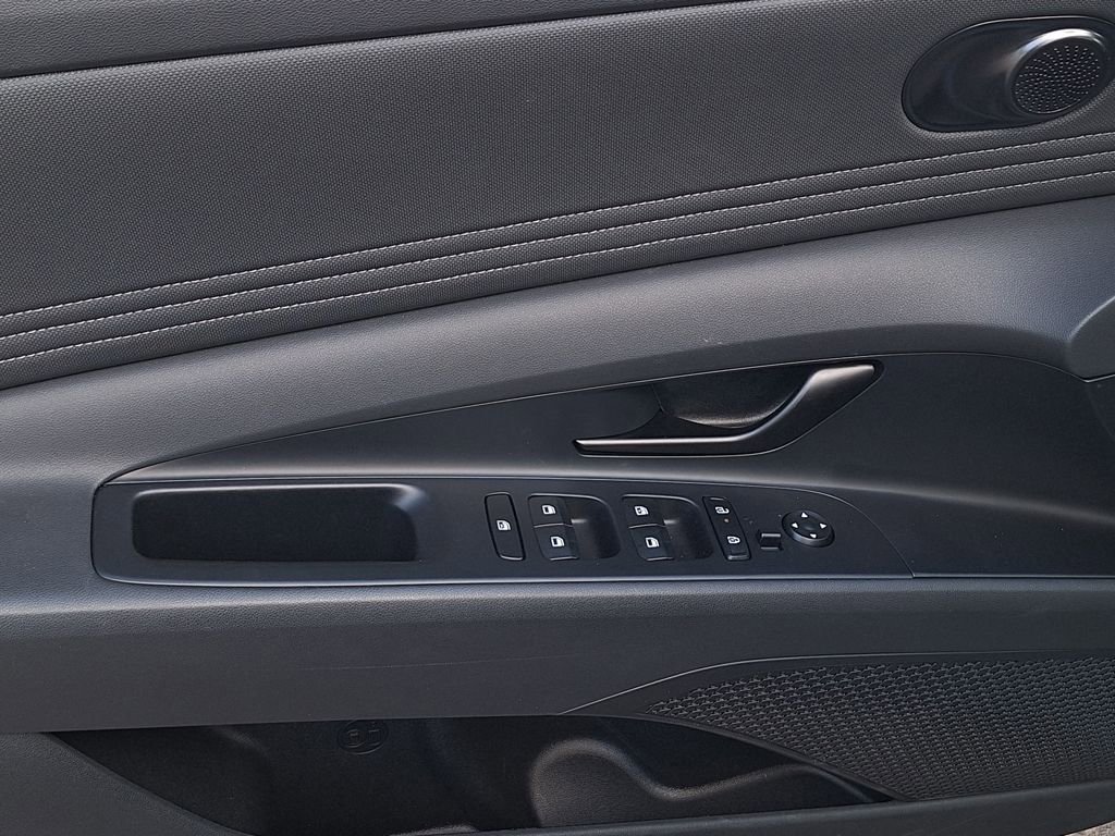 New 2025 Hyundai Elantra SEL FWD image 9