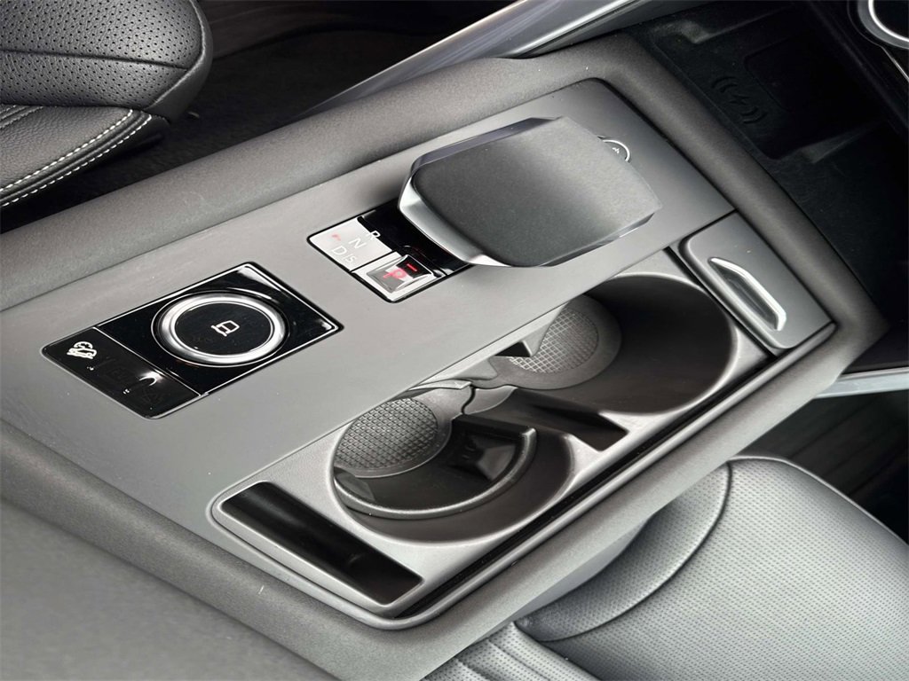 Used 2025 Land Rover Discovery Dynamic SE image 27