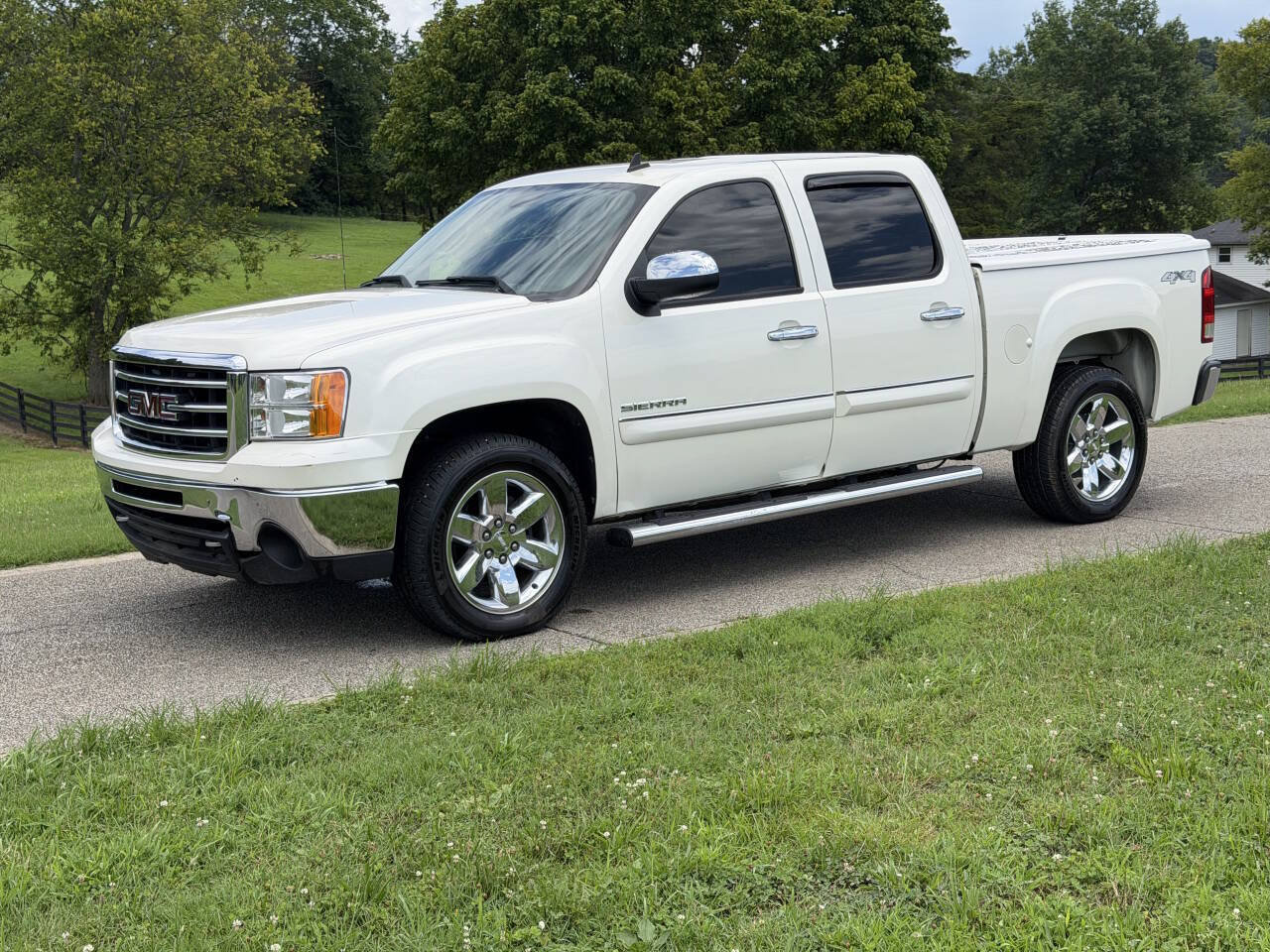 Used 2013 GMC Sierra 1500 SLT w/ SLT White Diamond Edition AWD/4WD image 2