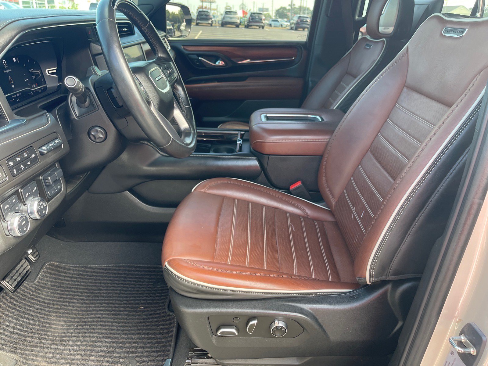 Used 2023 GMC Yukon Denali Ultimate AWD/4WD image 10