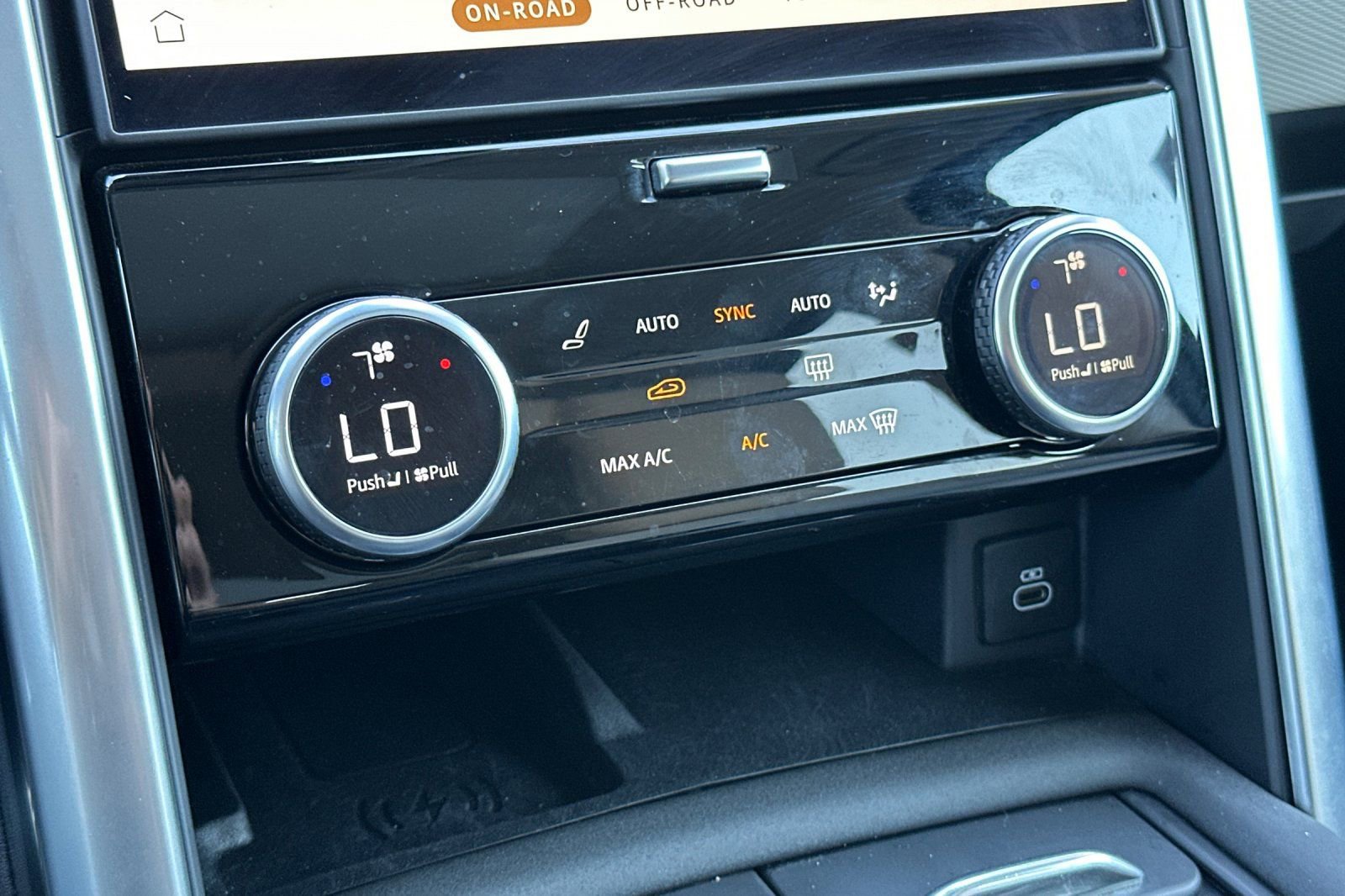 Used 2025 Land Rover Discovery Dynamic SE image 20