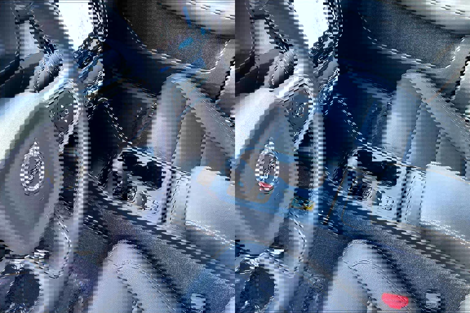 Used 2024 Volvo XC40 B5 Core image 17