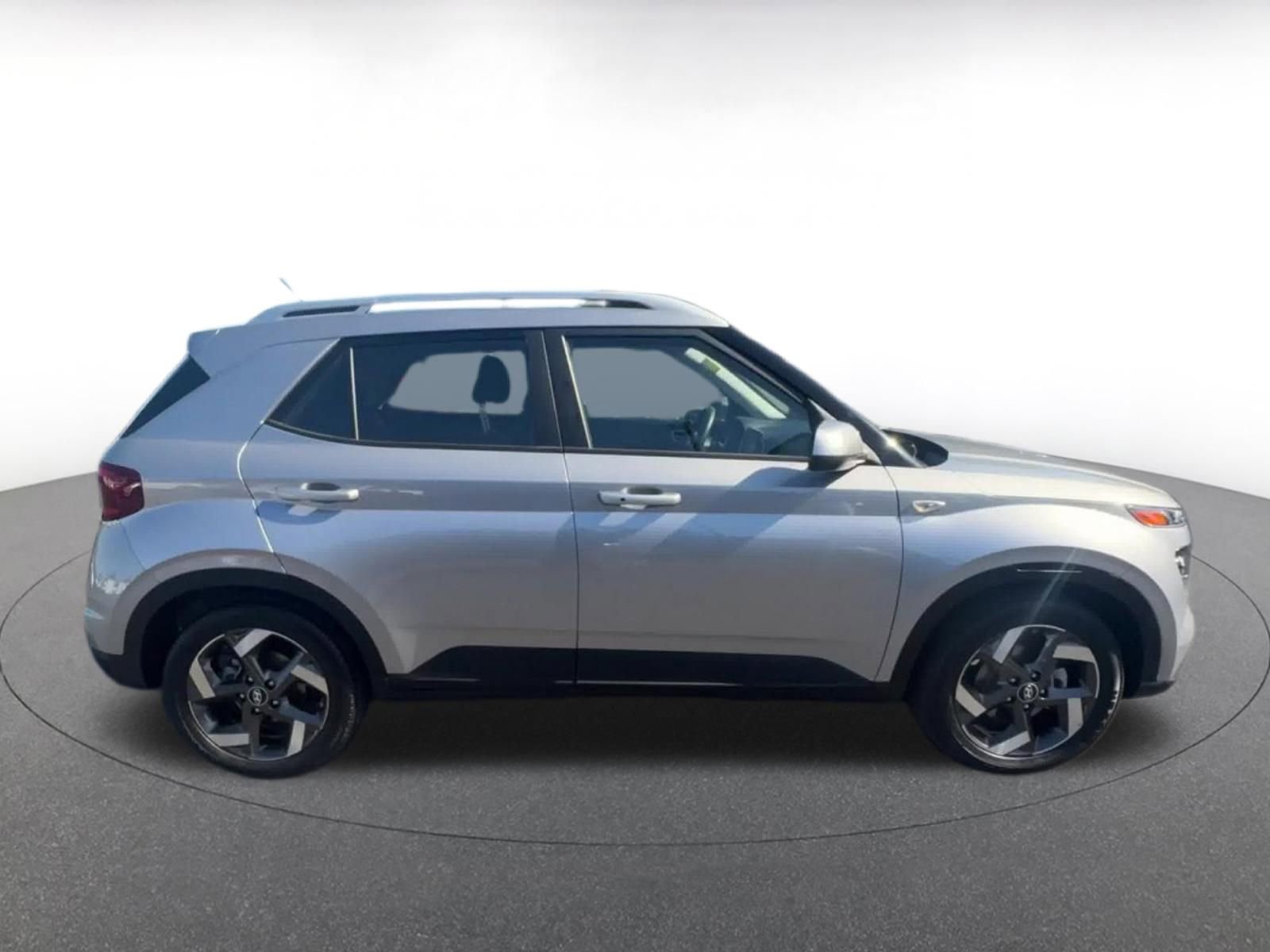 Used 2025 Hyundai Venue SEL FWD image 16