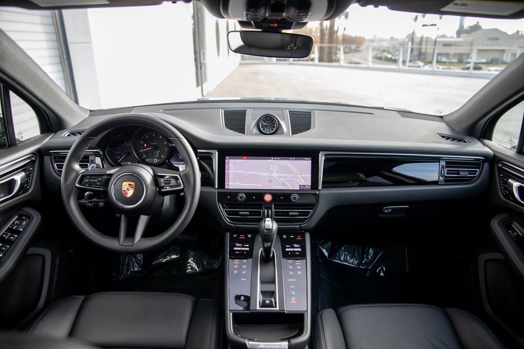Certified 2025 Porsche Macan image 13