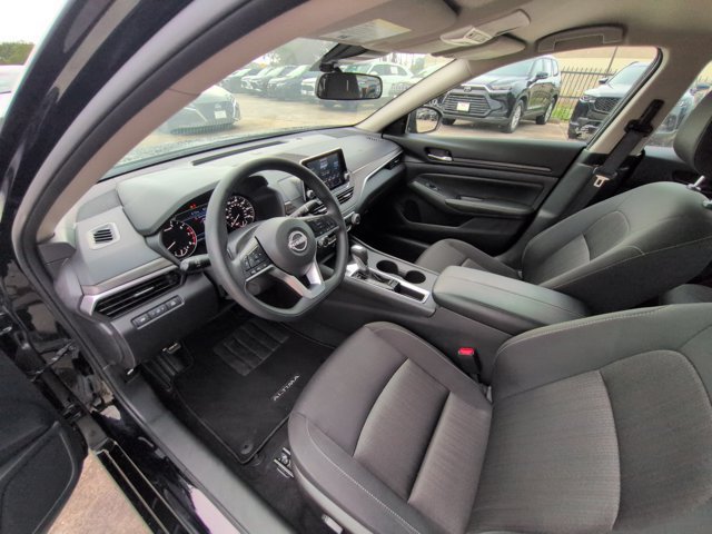 Used 2025 Nissan Altima 2.5 SV FWD image 15