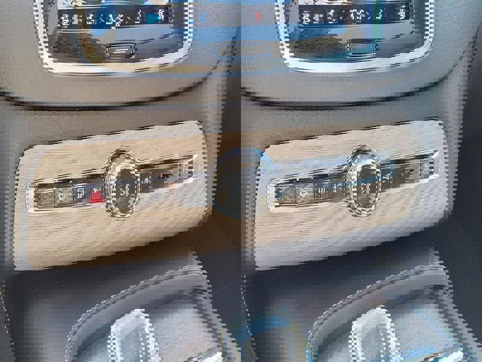 Certified 2023 Volvo XC90 T8 Ultimate w/ Protection Package Premier image 25