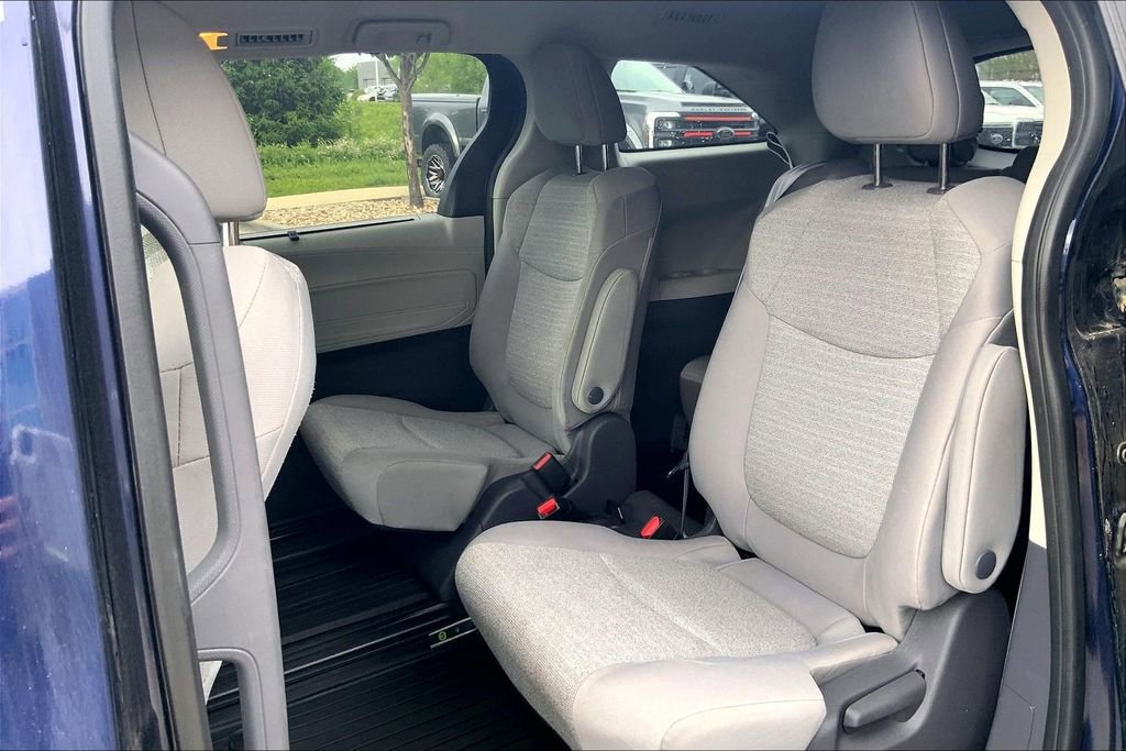 Used 2021 Toyota Sienna LE FWD image 9