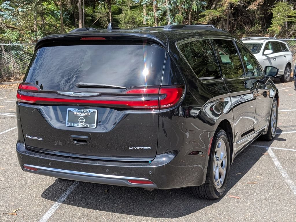 Used 2023 Chrysler Pacifica Limited FWD image 5