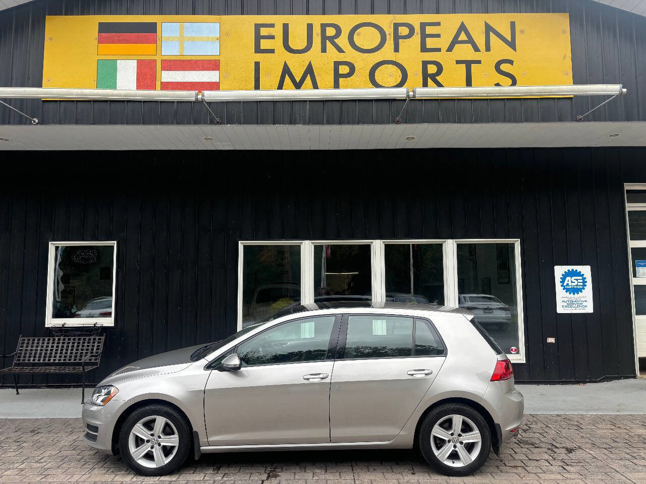 Used 2017 Volkswagen Golf Wolfsburg Edition image 1