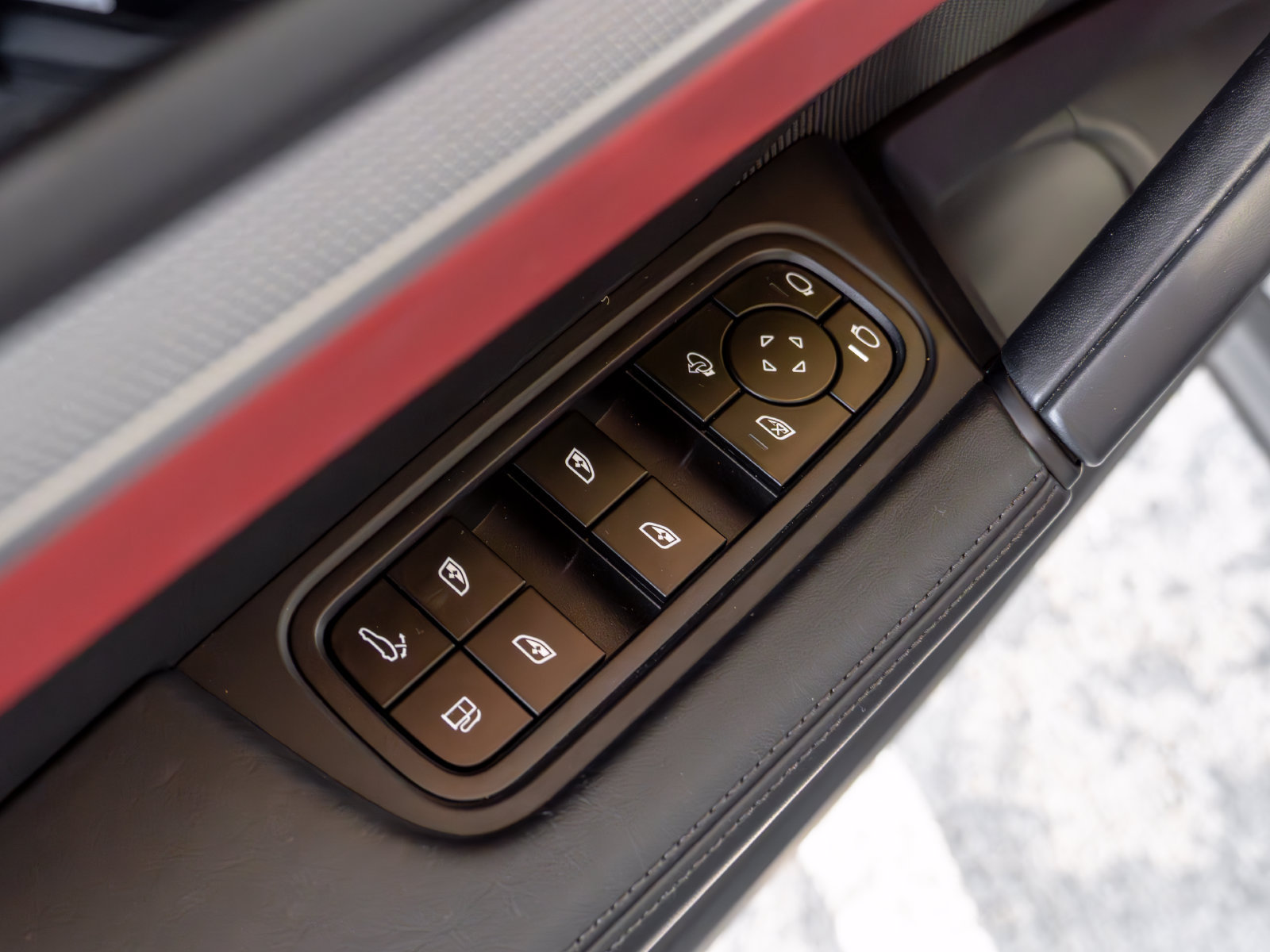 Certified 2025 Porsche Cayenne E-Hybrid Coupe w/ Premium Package Plus AWD/4WD image 24