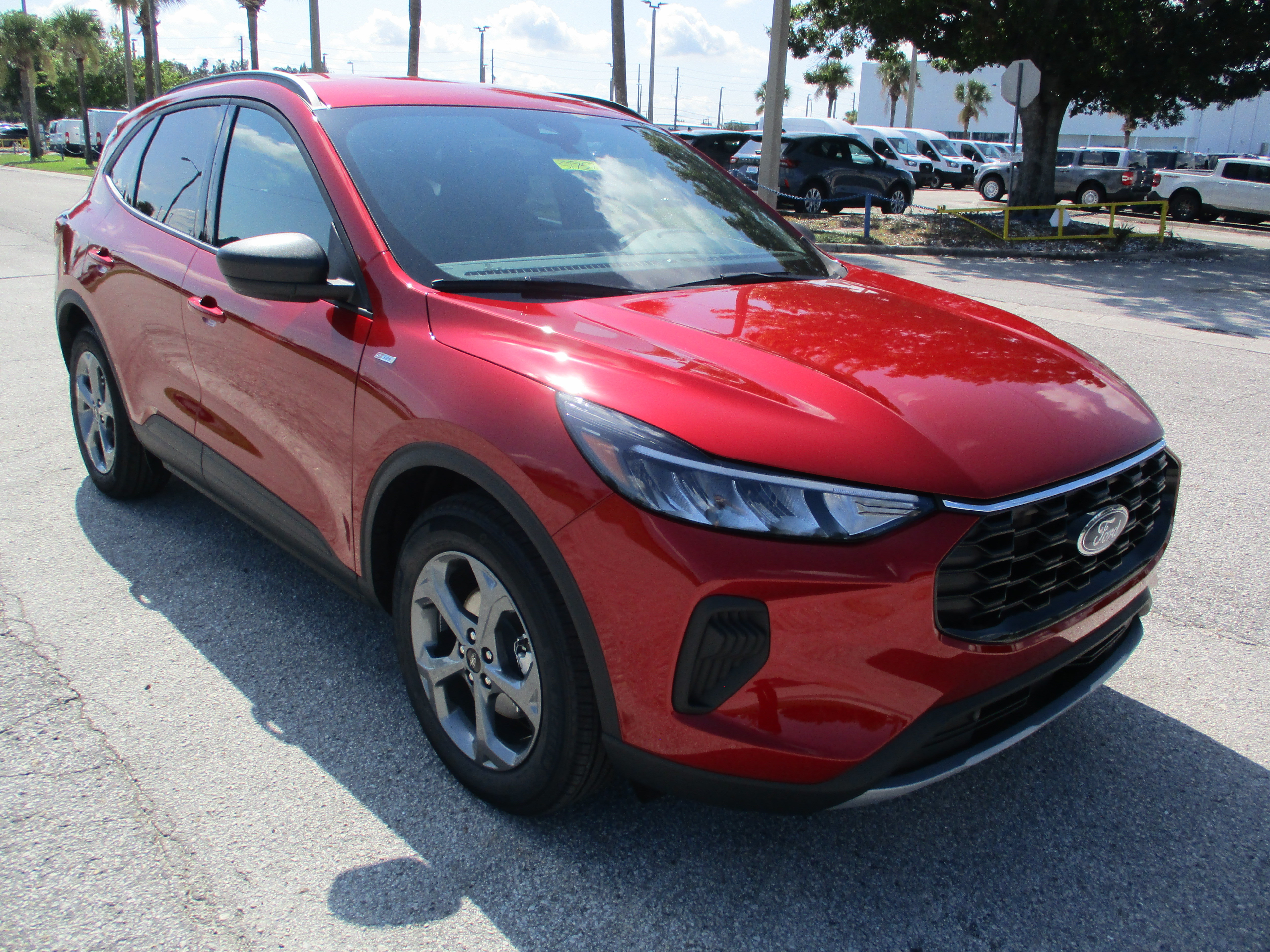 Used 2025 Ford Escape ST-Line w/ Tech Pack #1 FWD image 1