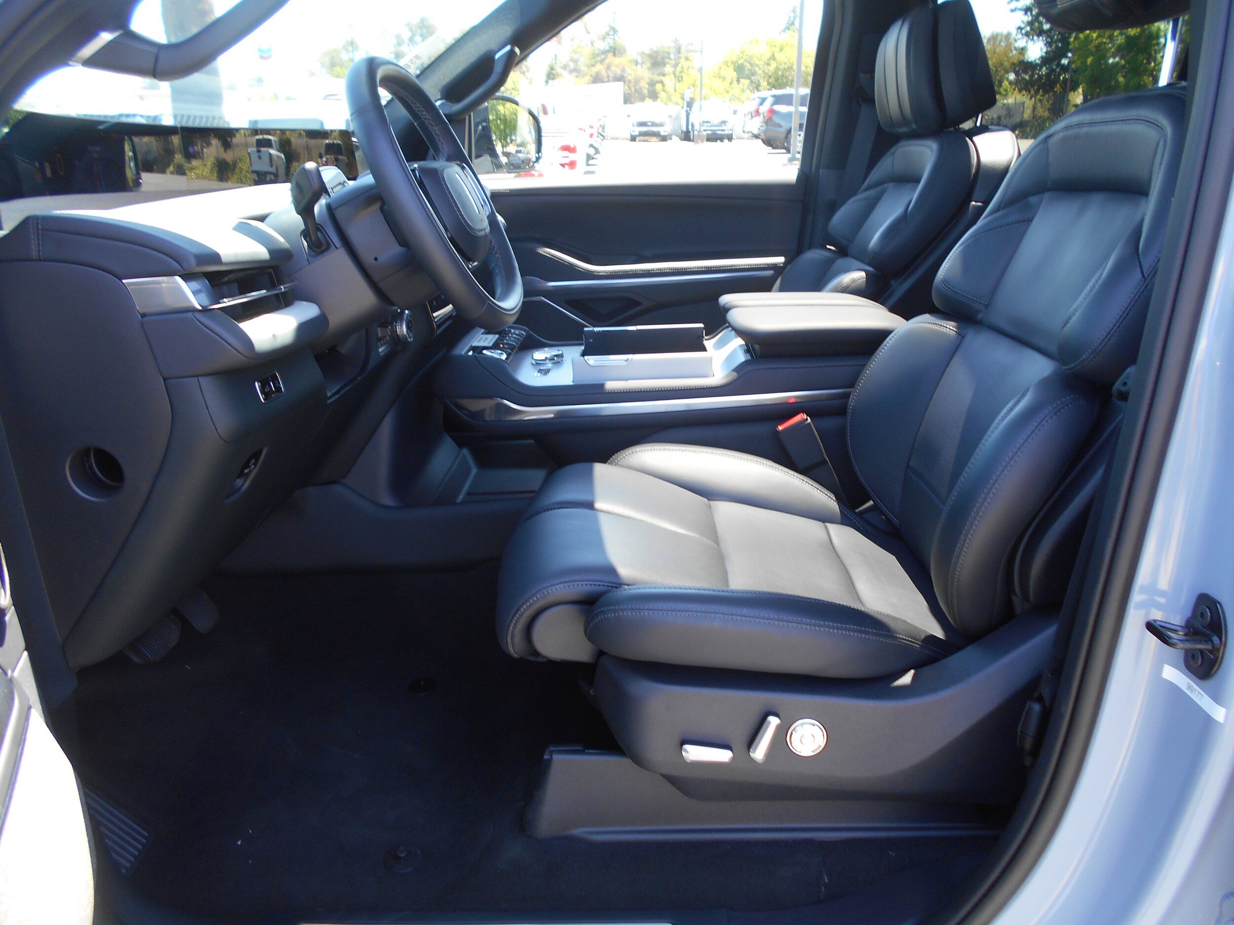 Used 2026 Lincoln Navigator L Reserve w/ Jet Appearance Package AWD/4WD image 7