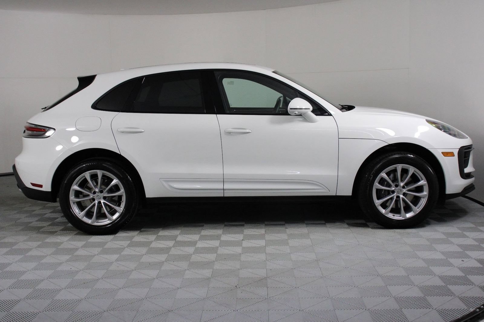 Certified 2026 Porsche Macan AWD/4WD image 8