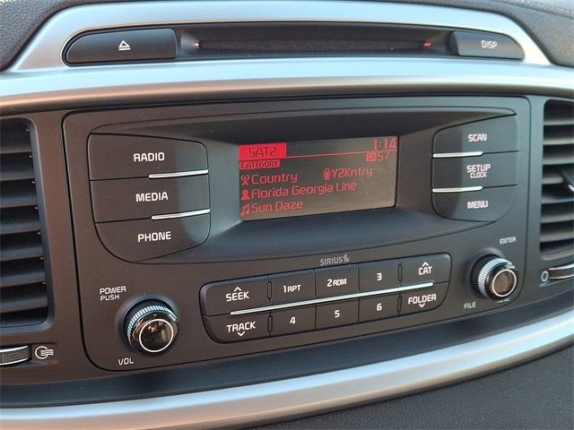 Used 2017 Kia Sorento L image 16