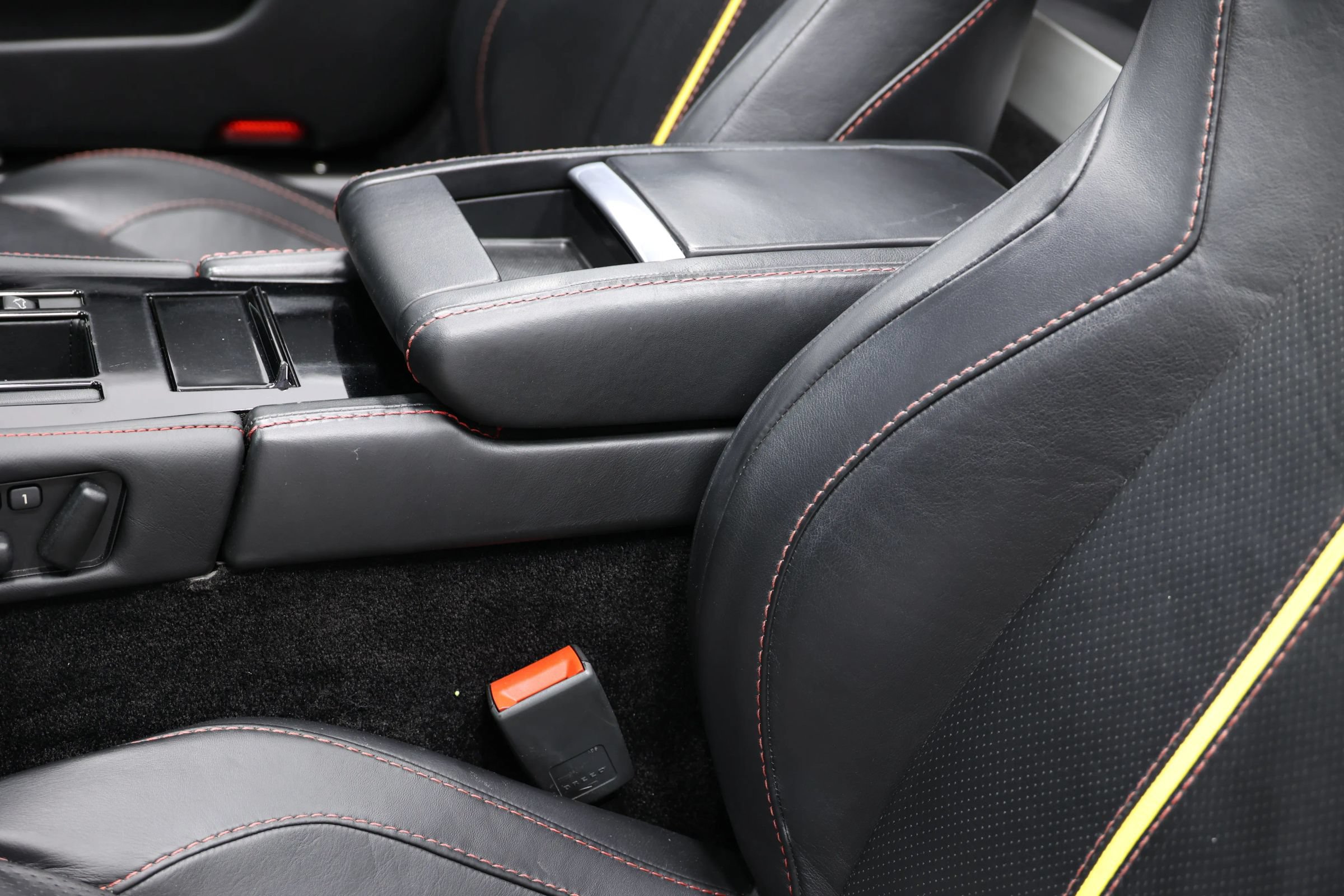 Used 2016 Aston Martin V8 Vantage GT RWD image 16