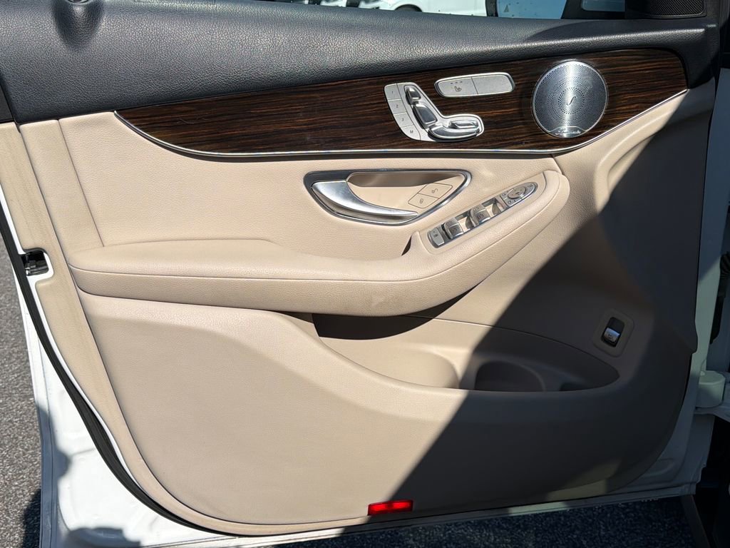 Used 2019 Mercedes-Benz GLC 300 4MATIC image 27