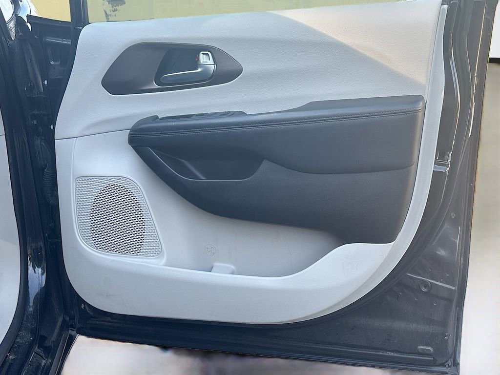 Used 2019 Chrysler Pacifica Touring-L image 23