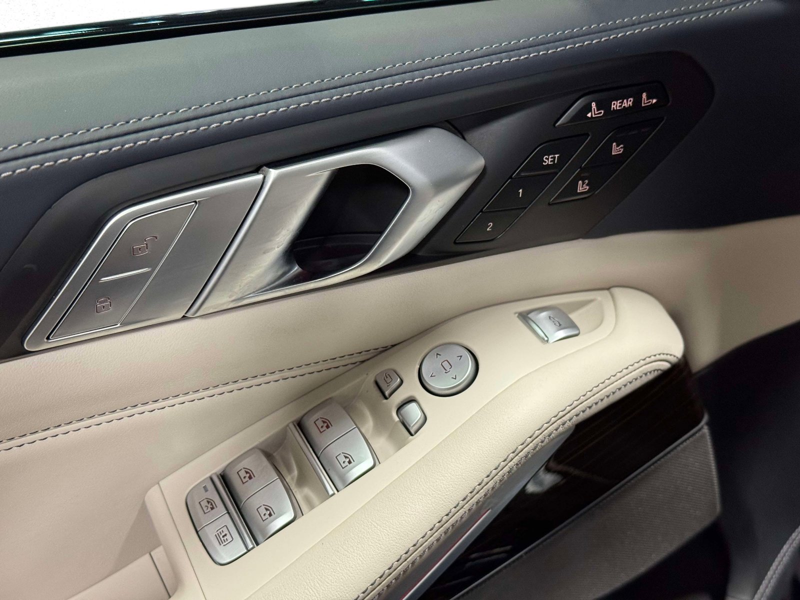 Used 2020 BMW X7 M50i image 21