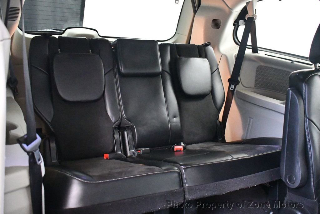 Used 2014 Chrysler Town & Country Touring-L image 17