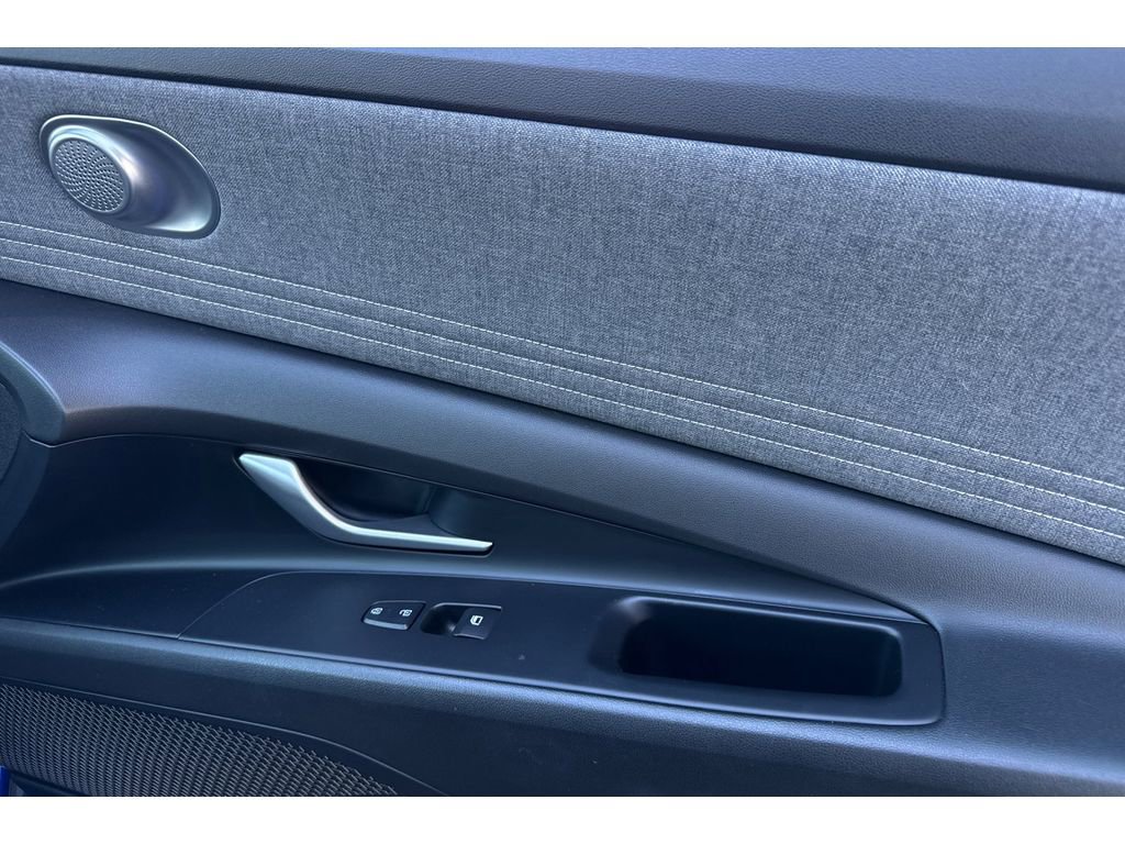 Used 2023 Hyundai Elantra Limited image 17