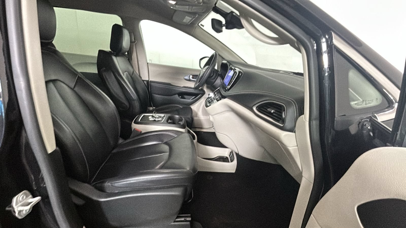 Used 2023 Chrysler Pacifica Touring-L FWD image 31