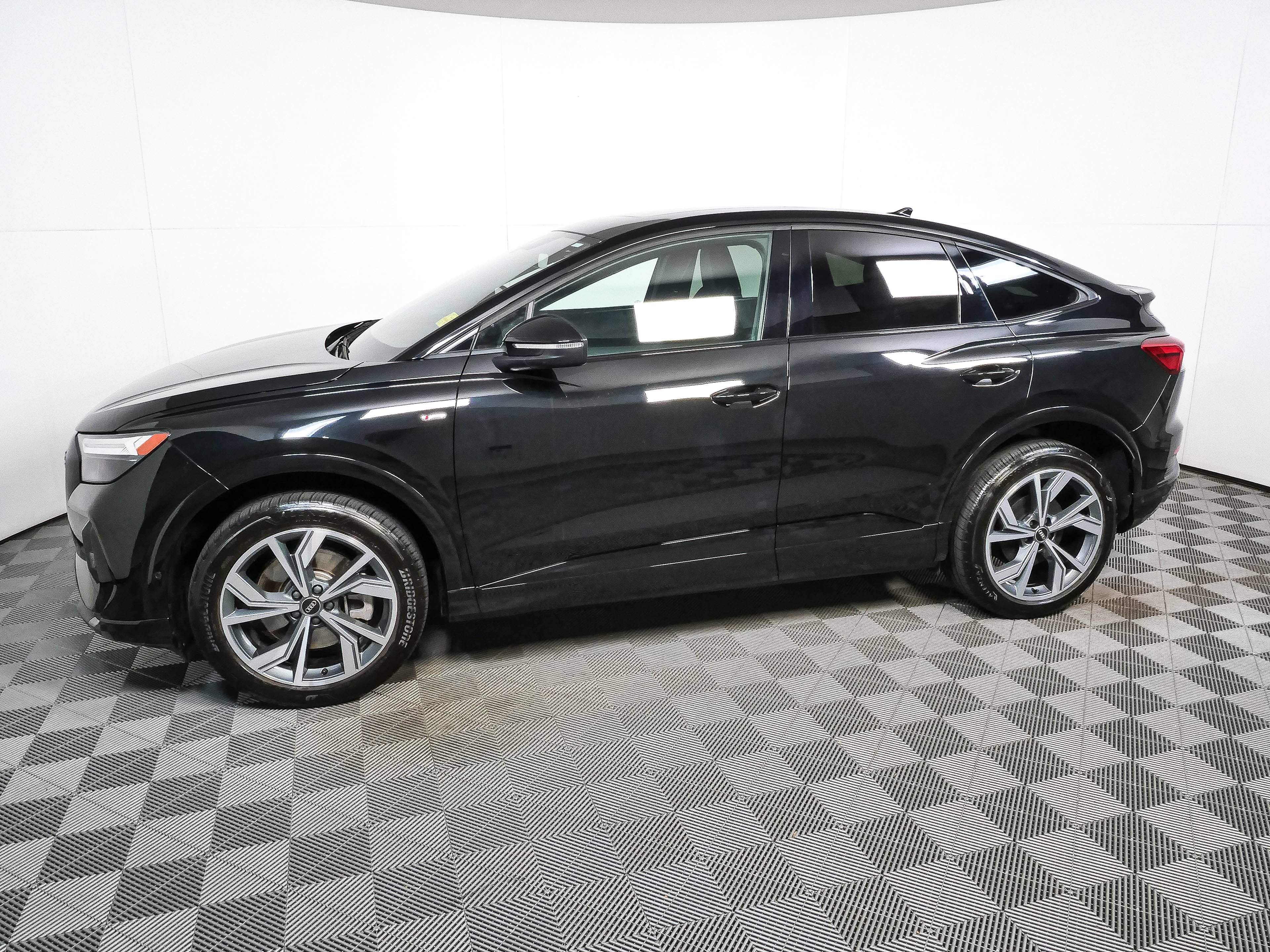 Used 2023 Audi Q4 e-tron Premium Plus w/ Premium Plus AWD/4WD image 31