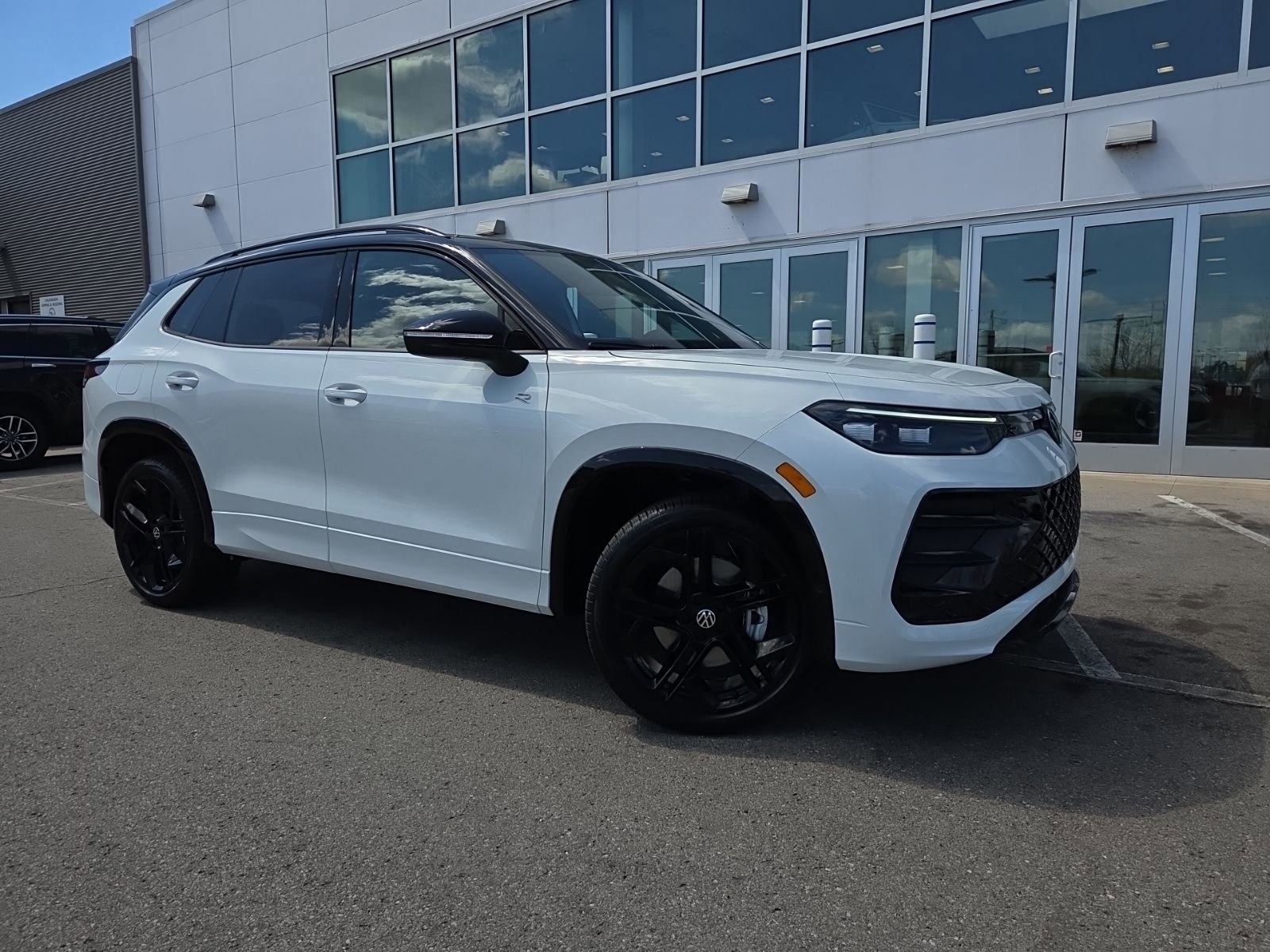 New 2026 Volkswagen Tiguan SE R-Line AWD/4WD image 2
