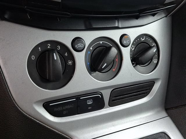 Used 2012 Ford Focus SE w/ SE Winter Pkg FWD image 16