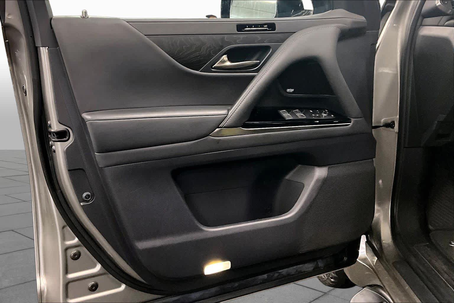 Used 2022 Lexus LX 600 4WD w/ Luxury Package image 21