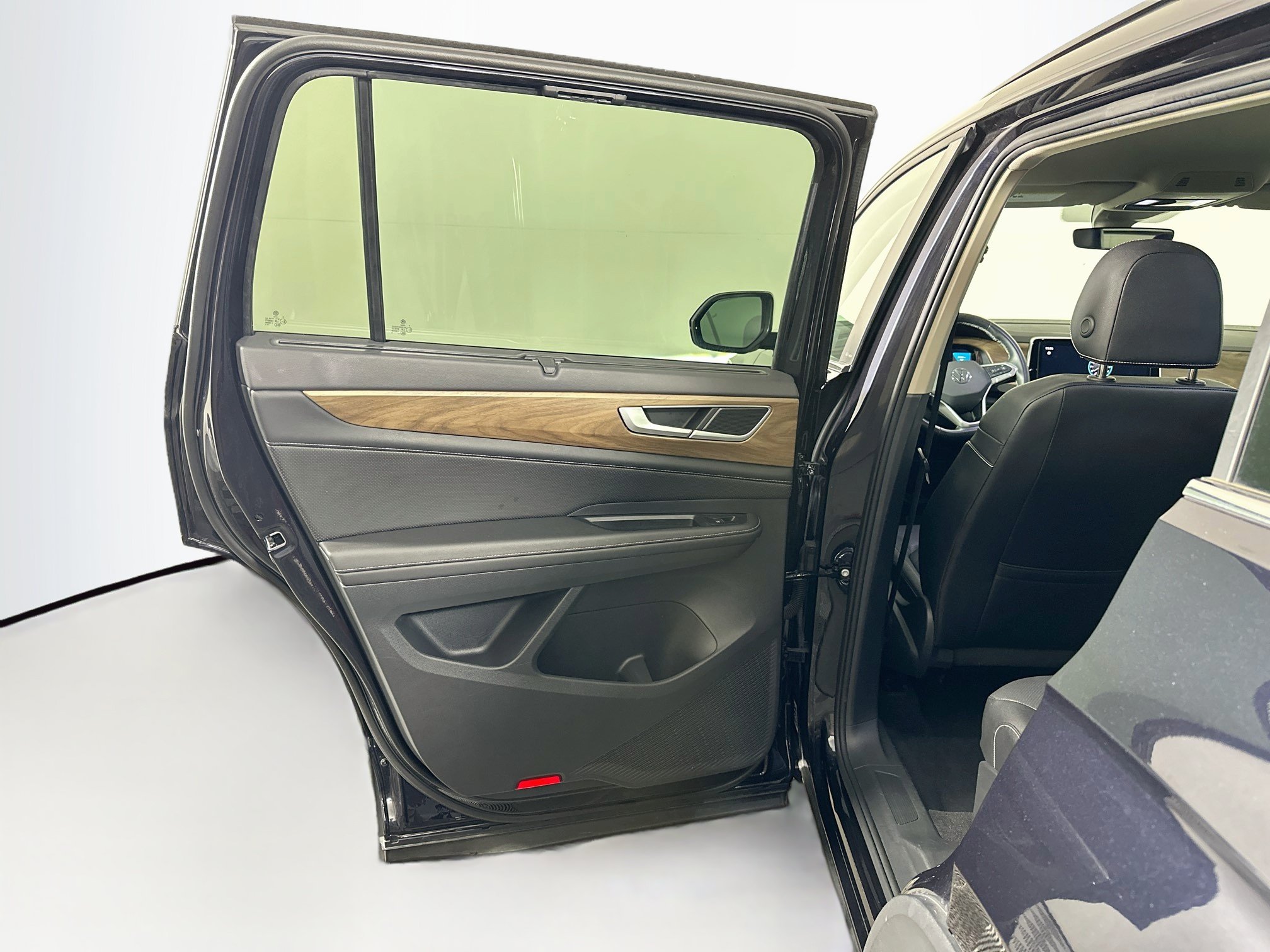Used 2025 Volkswagen Atlas SE FWD image 25