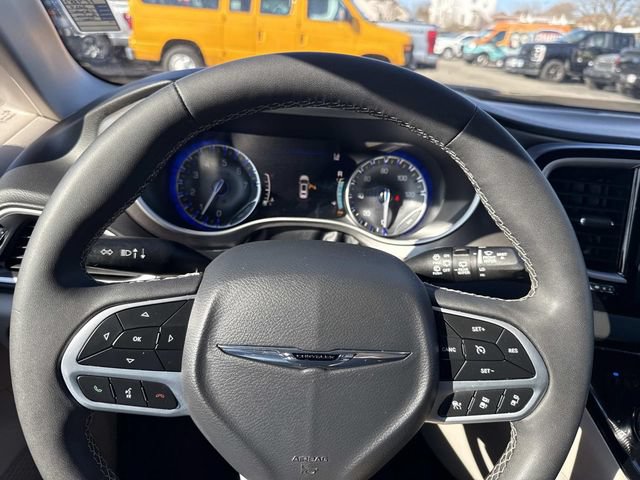 Used 2024 Chrysler Pacifica Touring-L FWD image 26