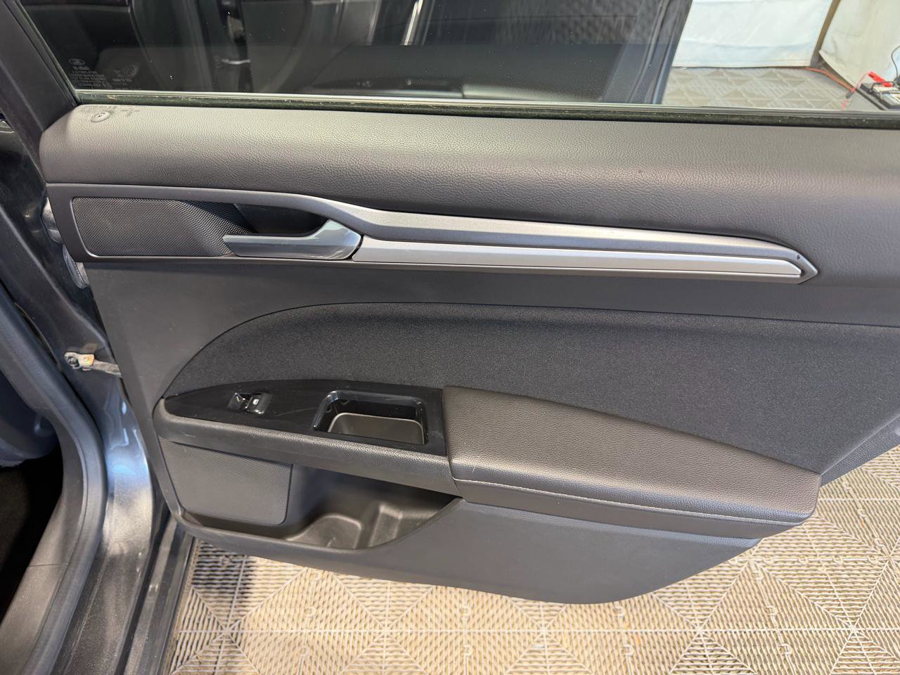 Used 2015 Ford Fusion SE FWD image 16