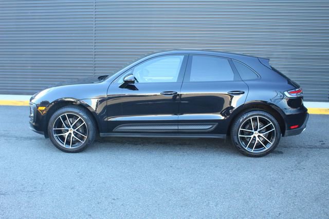 Certified 2023 Porsche Macan image 2