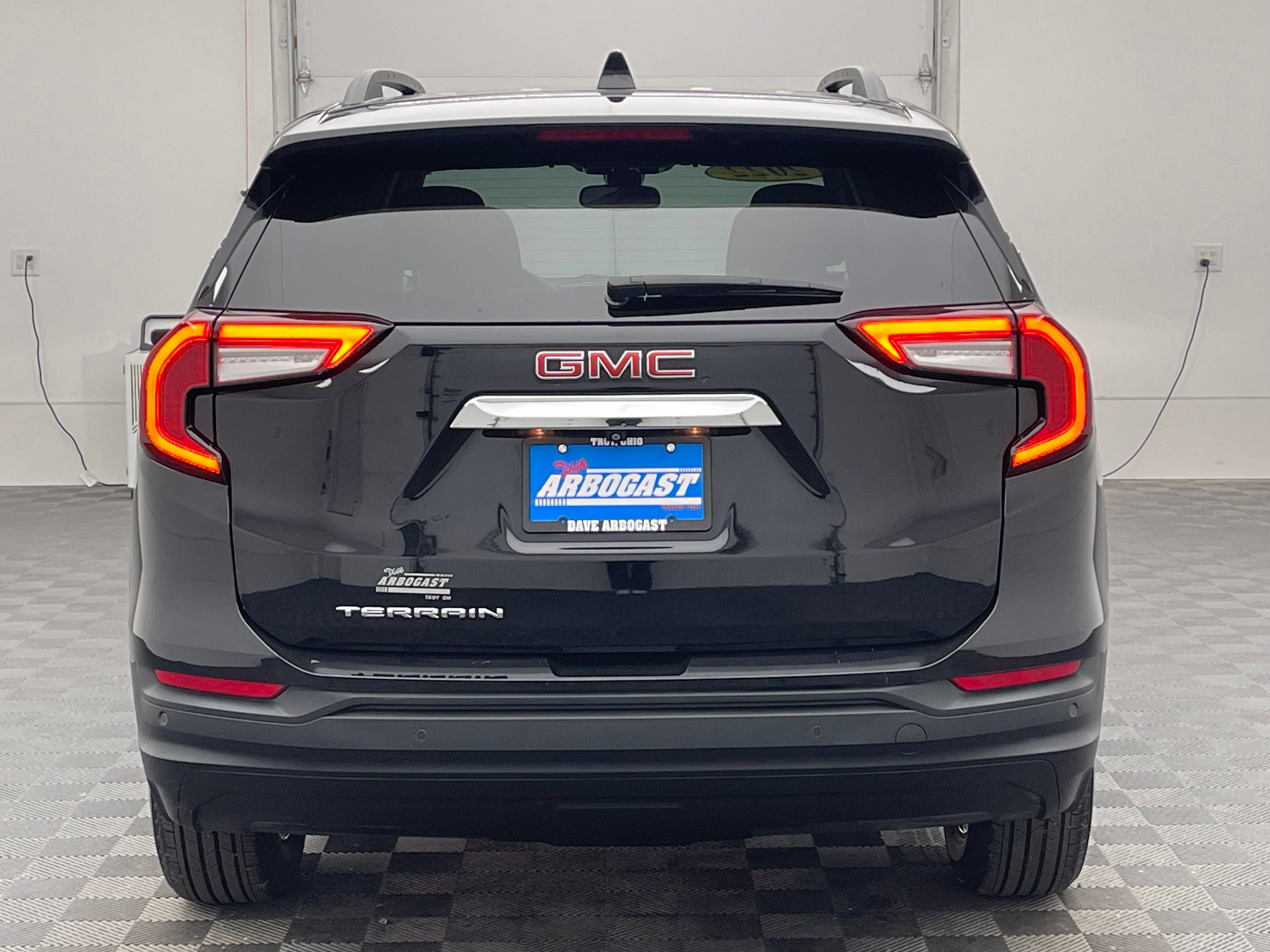Used 2022 GMC Terrain SLE w/ Driver Convenience Package FWD image 9