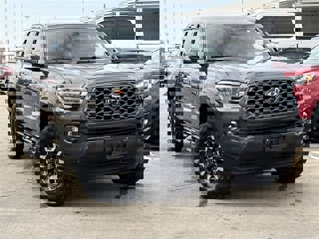 Used 2021 Toyota Tacoma TRD Off-Road image 2