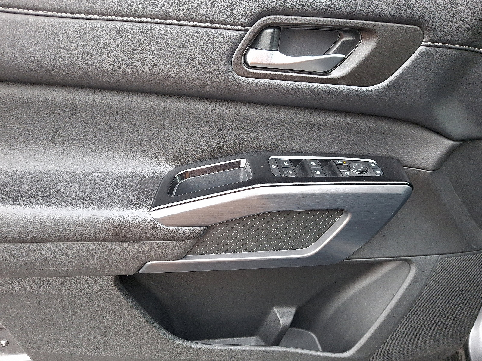 Certified 2023 Nissan Pathfinder SL w/ Lighting Package (N92) image 13